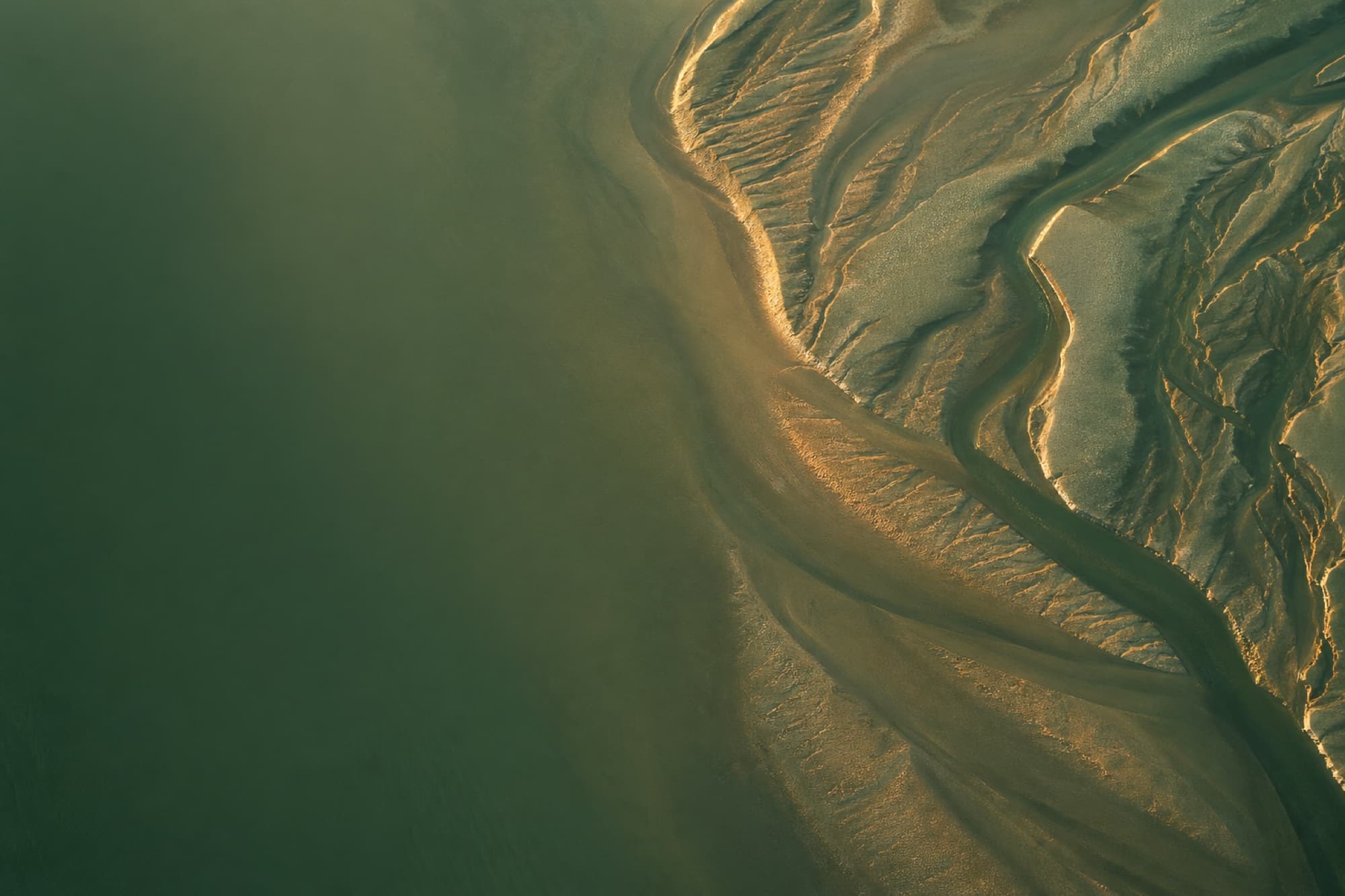 Composición geométrica abstracta de triángulos sage, cream y oro mostaza ascendiendo en diagonal